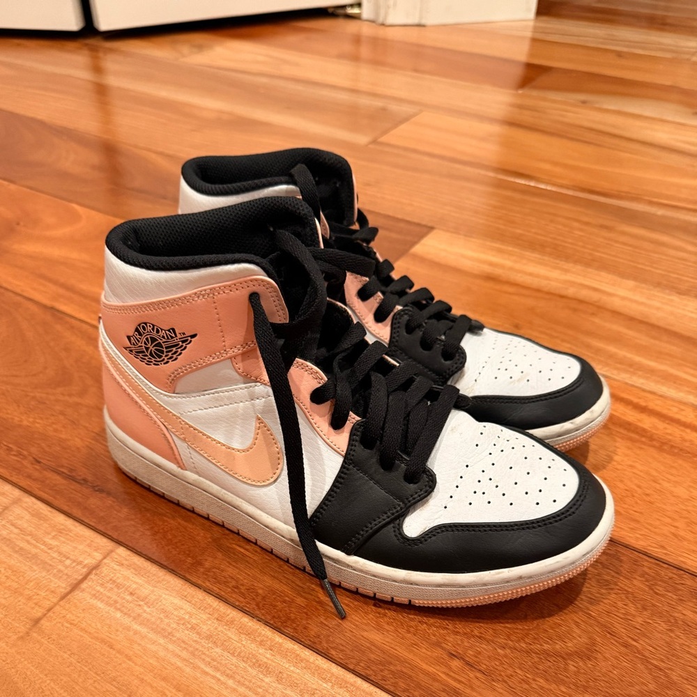 Jordan Black Sneakers